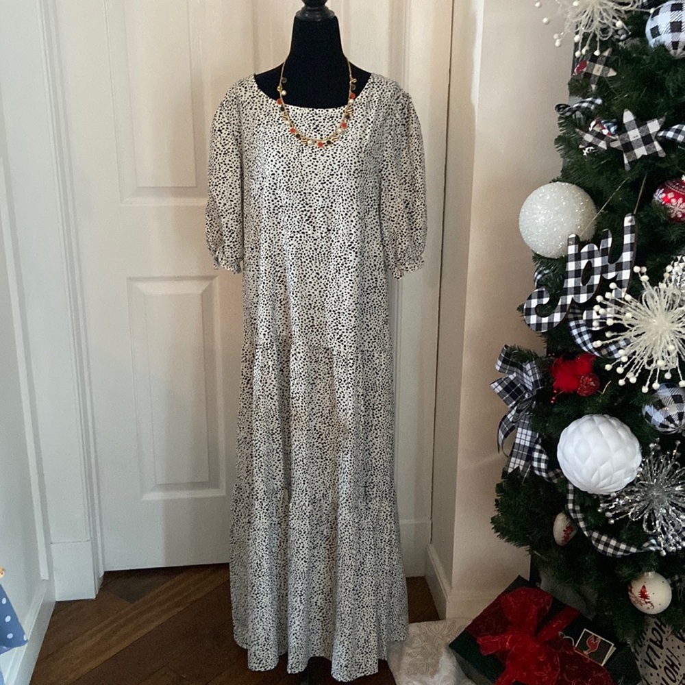 3/20$ Elegant Black and White Maxi Dress